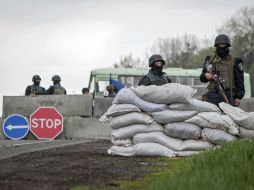 Soldados ucranianos hacen guardia en un punto de control cerca de Slaviansk. EFE /
