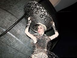 La cantante aparece adornada con racimos de lentejuelas triangulares de metal en pecho, brazos y muslos. ESPECIAL /