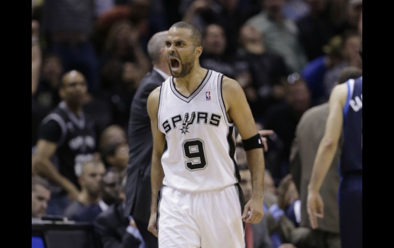 Parker celebra las anotaciones de su equipo durante el segundo cuarto del partido. AP /
