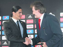 Francisco Palencia y Ricardo La Volpe durante la presentación del argentino como técnico del Guadalajara el pasado 2 de abril. MEXSPORT /