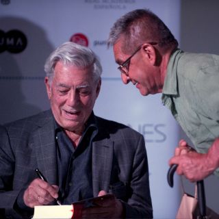 Vargas Llosa atrae a multitud de lectores en sesión de autógrafos
