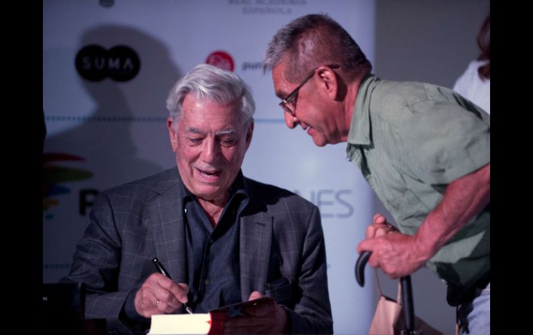 A la cita con el Premio Nobel también asistieron lectores de otros países. AFP /