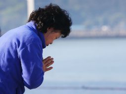 Los familiares de las víctimas continúan en oración para que se recuperen los cuerpos. EFE /