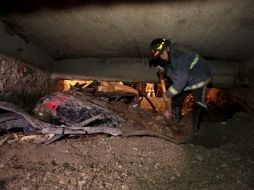 Un bombero remueve escombros en busca de víctimas. AFP /