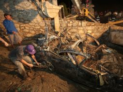 Una tromba provocó un deslave que dejó automóviles sepultados en Huehuetlán el Grande. AFP /