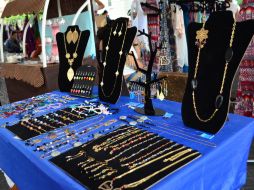 Playeras, artículos vintage, collares y otros objetos son algunos de los productos que pueden encontrarse.  /
