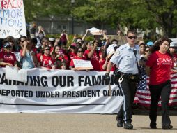 Una mujer es arrestada durante el acto de desobediencia civil frente a la Casa Blanca. AP /