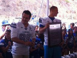 Skov recibió de manos del gobernador una placa como reconocimiento por su trayectoria deportiva.  /