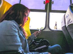 OSTENTOSOS. La autoridad recomienda no utilizar dispositivos móviles, como teléfonos o tabletas, cuando se traslade en los camiones.  /