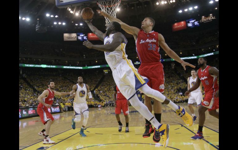Draymond Green busca encestar bajo la marca de Blake Griffin, durante la primera mitad del juego. AP /