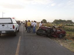 Dos automóviles se impactaron de frente en Ixtlahuacán de los Membrillos, en la carretera a La Capilla. ESPECIAL /