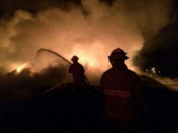 Brigadas de combatientes forestales resguardan las zonas boscosas aledañas al relleno sanitario particular. Foto: @zapopanprensa. ESPECIAL /