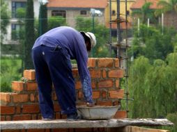 El 3 de mayo en México se celebra el Día del Albañil. Pese a su oficio, la mayoría tiene deficiencias en sus propias casas. ARCHIVO /