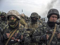 Soldados ucranianos permanecen en un puesto de control cercano a la ciudad de Sloviansk, Ucrania, tras ser arrebatado a los prorrusos. EFE /