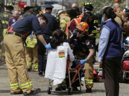 Los pasajeros del metro descarrilado fueron evacuados por personal de la MTA y el Departamento de Bomberos. AP /
