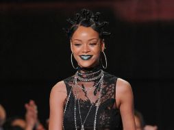 Rihanna sorprende con un ''look'' gótico en la gala de los iHeartRadio Music Awards en Los Ángeles. AP /