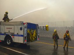 Tres bomberos han resultado heridos, con lesiones menores, en el combate al fuego que es enfrentado por más de 900. EFE /