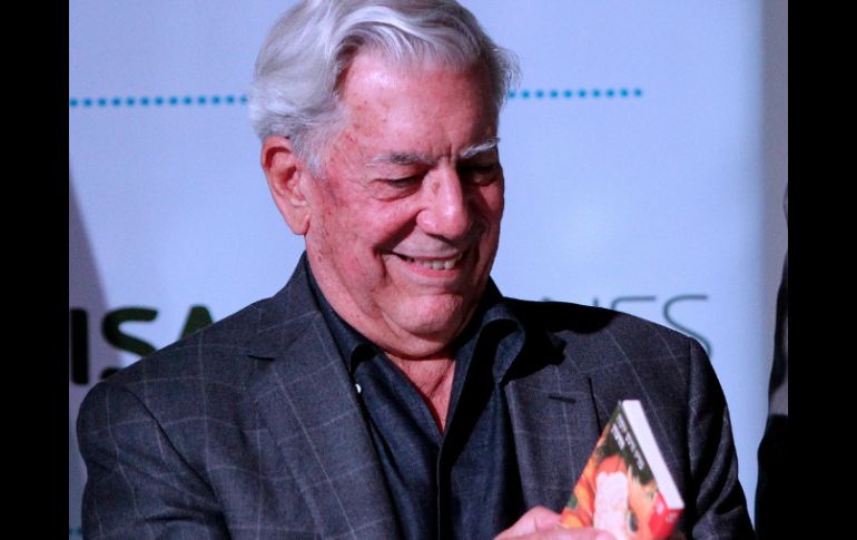 ''La escritura como rebeldía viene de la experiencia que tuve con mi padre'', expresa Vargas Llosa. ARCHIVO /