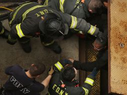 El Cuerpo de Bomberos de Nueva York se encuentra realizando labores de rescate a los pasajeros dañados. AFP /