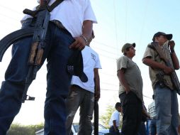 El plan de desarme, desmovilización y registro consiste en registrar todo el armamento que poseen las autodefensas. ARCHIVO /