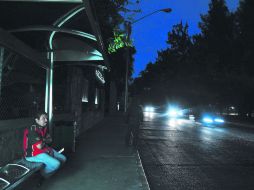 Varias avenidas y calles de la ciudad lucen oscuras pues las luminarias ya no funcionan, por su antigüedad o por el vandalismo.  /