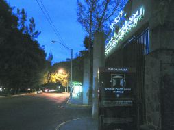 Avenida Patria. Justo afuera del ingreso al Bosque Los Colomos, algunas luminarias no funcionan.  /