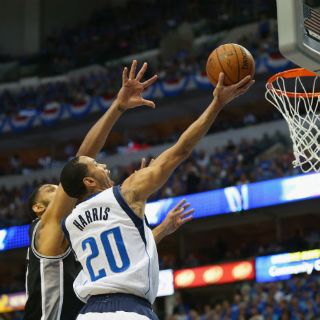 Los Mavericks dan la nota ante San Antonio