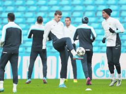 Manchester City está a tres puntos de la cima, pero con un partido pendiente y mejor diferencia de goles que el Liverpool. AFP /