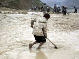 Lluvias torrenciales ocasionaron un torrente de lodo y piedras que llega hasta el valle donde vivían centenares de familias. EFE /