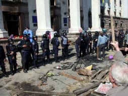 Con ayuda de blindados y francotiradores, fuerzas leales a Kiev han retomado el edificio del Servicio de Seguridad de Ucrania. AFP /