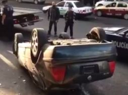 Imagen de un video tomada por un transeúnte del automóvil volcado. ESPECIAL /