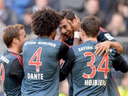Claudio Pizarro (segunda, derecha) del Bayern celebra con su equipo el cuarto gol que les da el triunfo ante Hamburgo. EFE /