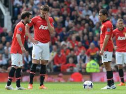 ''Chicharito'' (d) no pudo hacerse presente en el marcador y falla una clara oportunidad al volar su disparo. AFP /