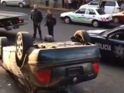 El conductor vuelca su auto a la altura de la Puerta dos de la terminal aérea. Al intentar ser auxiliado, el individuo dispara un arma. ESPECIAL /