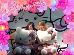 Grupos de amigas se toman fotos instantáneas junto con peluches de la famosa gata, para luego verla publicada en Twitter. @kitty40_HUG. ESPECIAL /