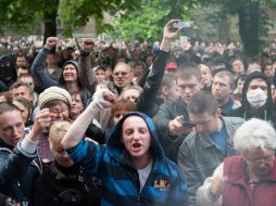 Cientos de personas se reunieron para protestar contra las autoridades que no se movilizaron para frenar la violencia. AP /