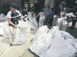 Trabajadores electorales organizan las bolsas con el material de votación. AP /