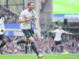 El bosnio Edin Dzeko definió el partido en Goodison Park con sus dos goles para el Manchester City. AP /