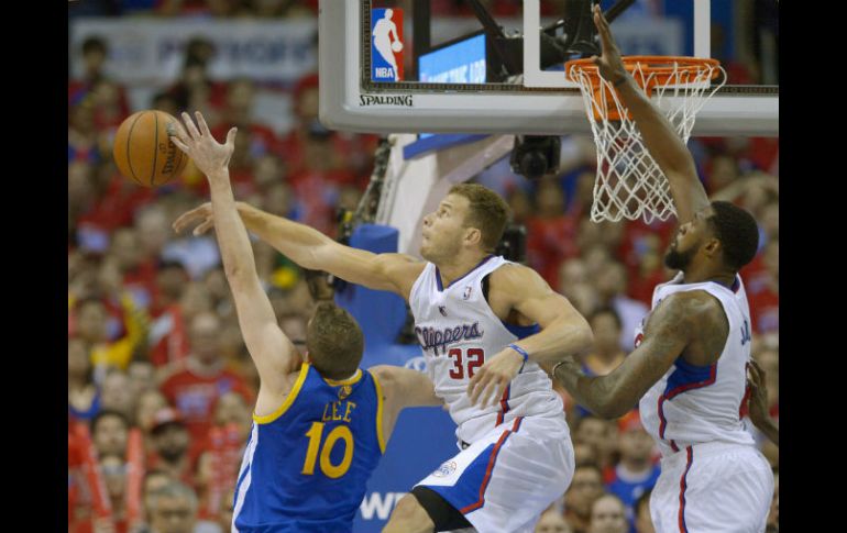Los angelinos Blake Griffin y DeAndre Jordan defienden su canasta del ataque de David Lee. EFE /