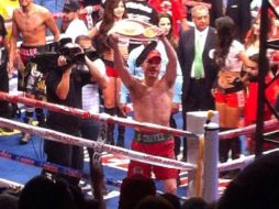 ''Gracias Dios por darme las fuerzas para terminar de pie'', escribe Omar Chavéz en su cuenta de Twitter. ESPECIAL /