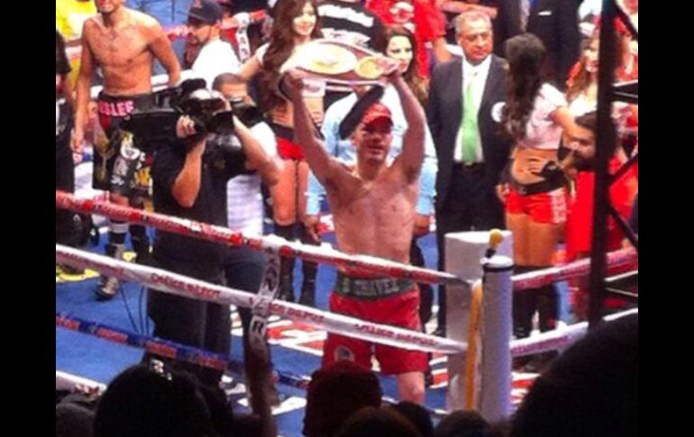 ''Gracias Dios por darme las fuerzas para terminar de pie'', escribe Omar Chavéz en su cuenta de Twitter. ESPECIAL /