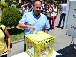 El ex alcalde de Tlajomulco de Zúñiga, Enrique Alfaro, participa en el ejercicio de ratificación de mandato de Ismael del Toro.  /