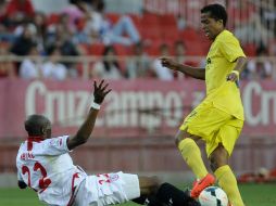 El mexicano Giovani Dos Santos inquietó con un tiro seco, pero no llegó por centímetros. AFP /