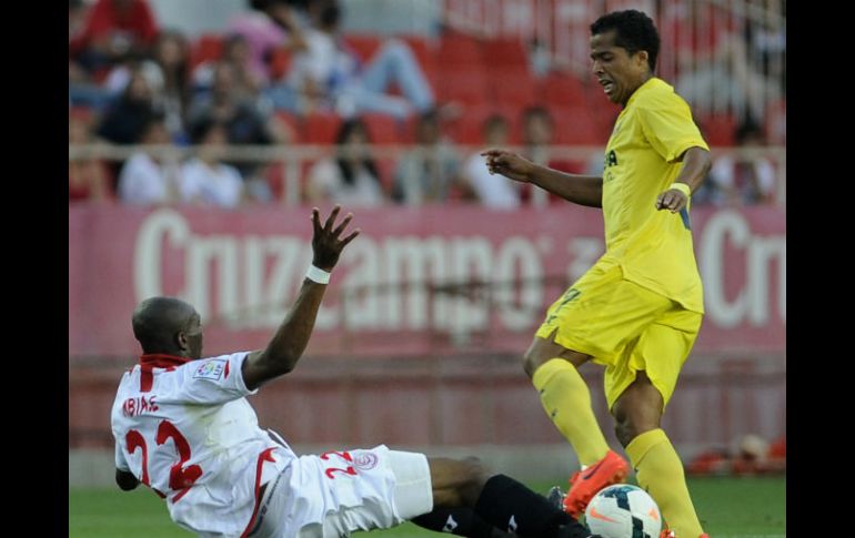 El mexicano Giovani Dos Santos inquietó con un tiro seco, pero no llegó por centímetros. AFP /