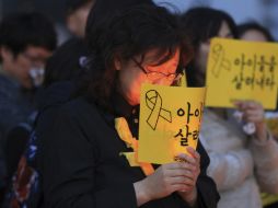 Varios familiares temen que los cuerpos hayan sido arrastrados por la corriente y no puedan ser recuperados. AP /