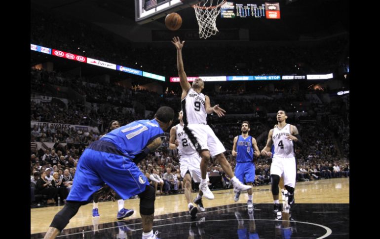 Parker se encargó de liderar el ataque balanceado de los Spurs al conseguir 32 puntos. AFP /