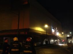 Las autoridades confirman que el segundo piso del inmueble colapsó.  /