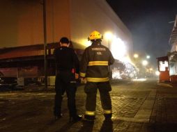 Bomberos de Guadalajara continúan sofocando el incendio.  /
