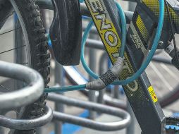 Vulnerable. Una bici en un ciclopuerto afuera de la estación Plaza Universidad del Tren Ligero, en el Centro tapatío.  /