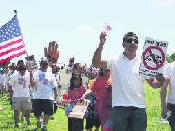 Decenas de ciudadanos recorrieron las calles de Charlotte, para pedir al Gobierno que ponga fin a las deportaciones. EFE /